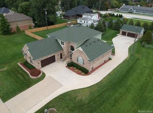 5238 Windmill Dr, Troy, MI