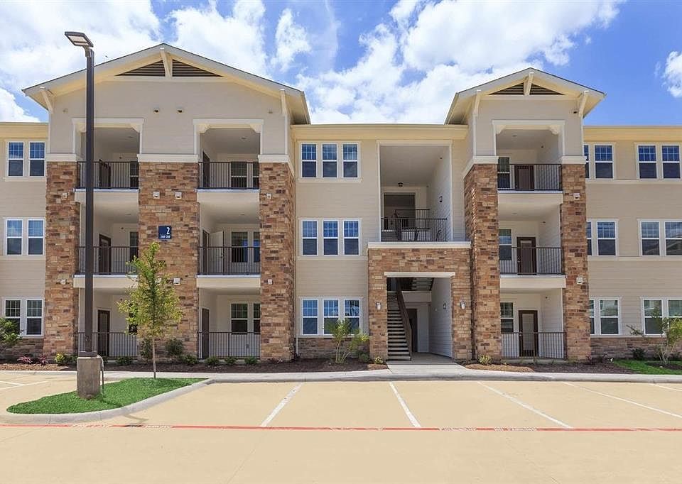 1st image of 4100 N Parkdale Ln