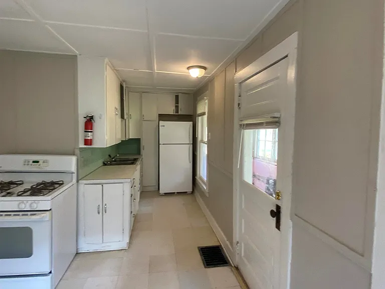 716 Seneca St — Photo 11
