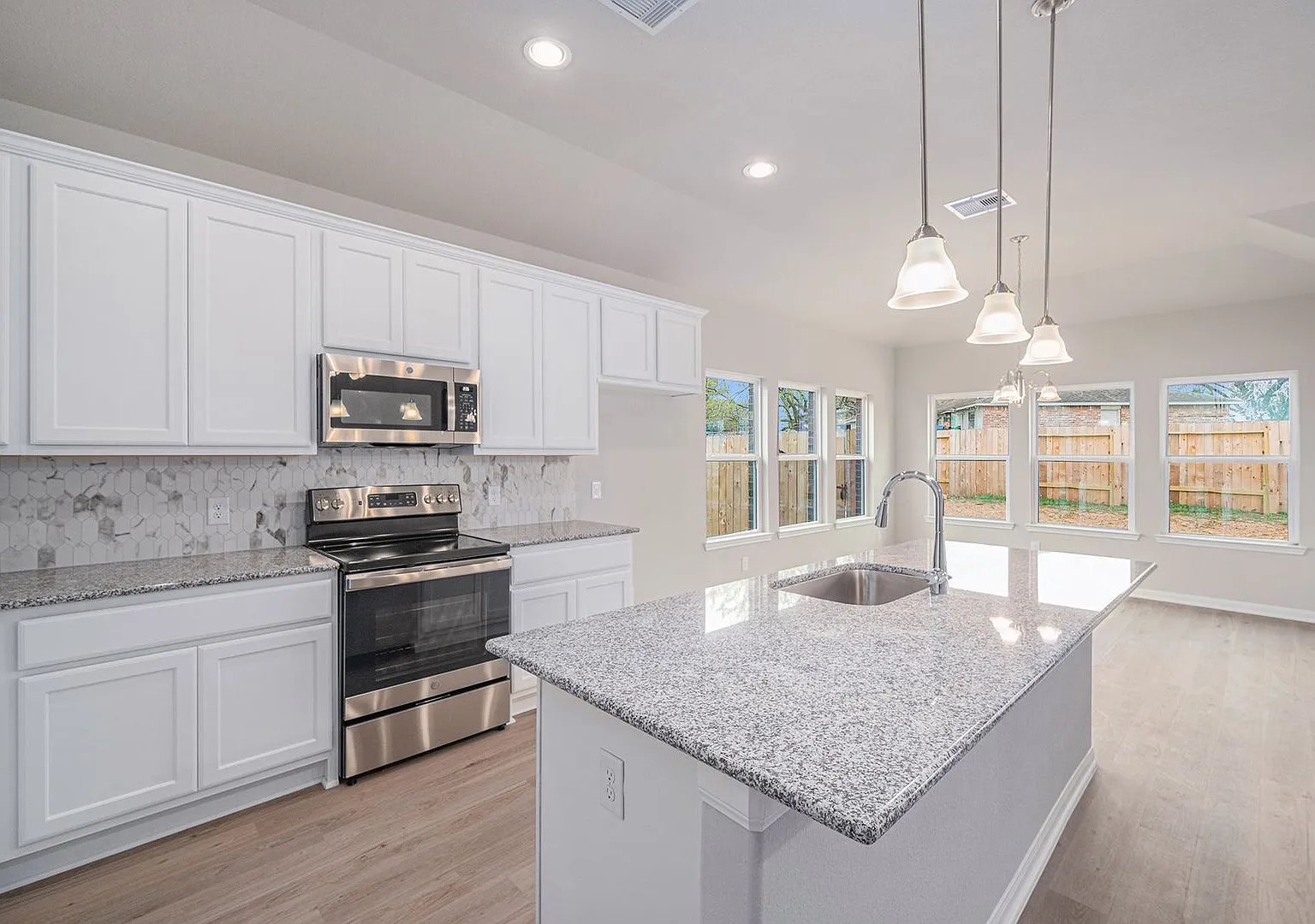 Stunning 4 bedroom home In Lake Conroe Hills — Photo 2