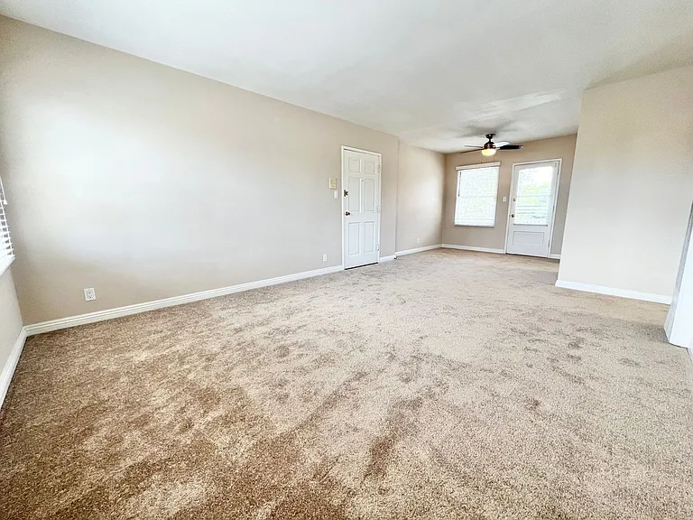 Sun-Filled 1 Bedroom in Park Estates | Garage Parking Available & On-Site Laundry — Photo 3