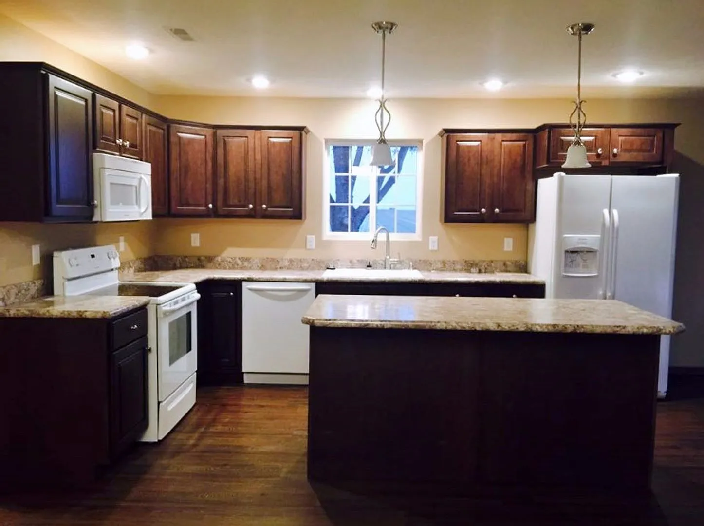 Like New! 2 Bedroom, 2 Bath Duplex — Photo 3