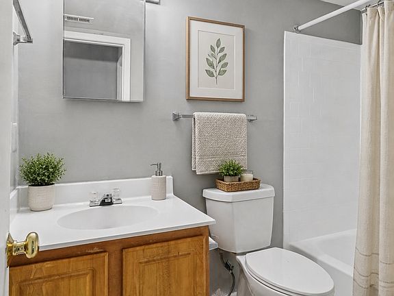 4th image of 25 School Dr APT 203