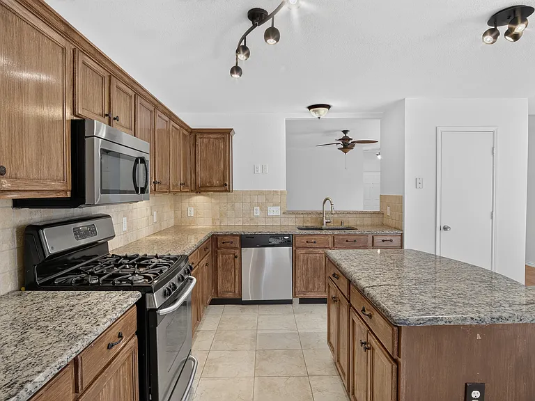 2805 Nandina St — Photo 11