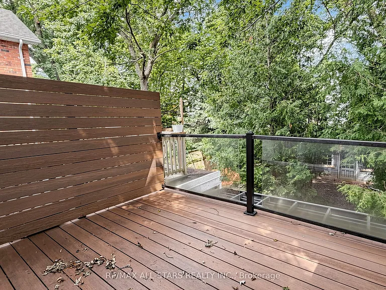68 Macpherson Ave — Photo 33