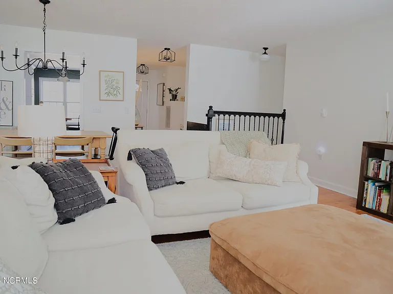 295 Sandhills Cir — Photo 6