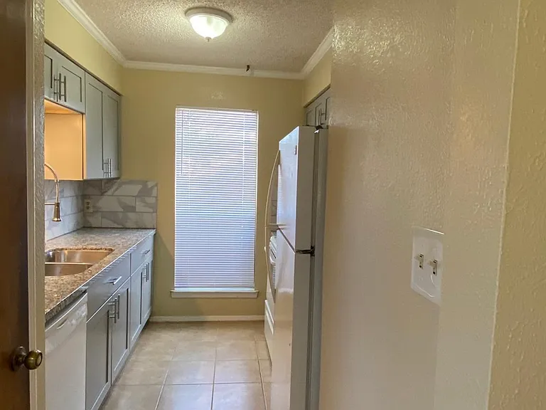 2748 Parkchester Dr — Photo 6