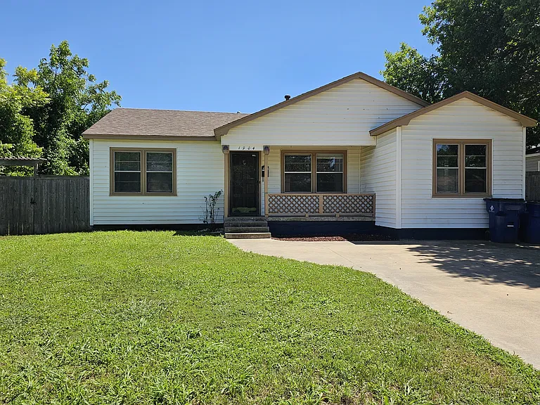 1904 W Randall Ave — Photo 1