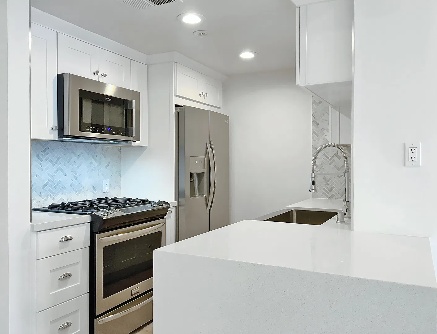 301 S Swall Dr — Photo 4