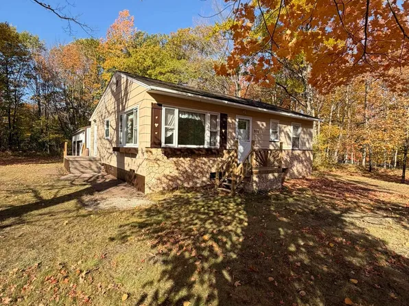915 Vandenboom Ave, Marquette, MI 49855