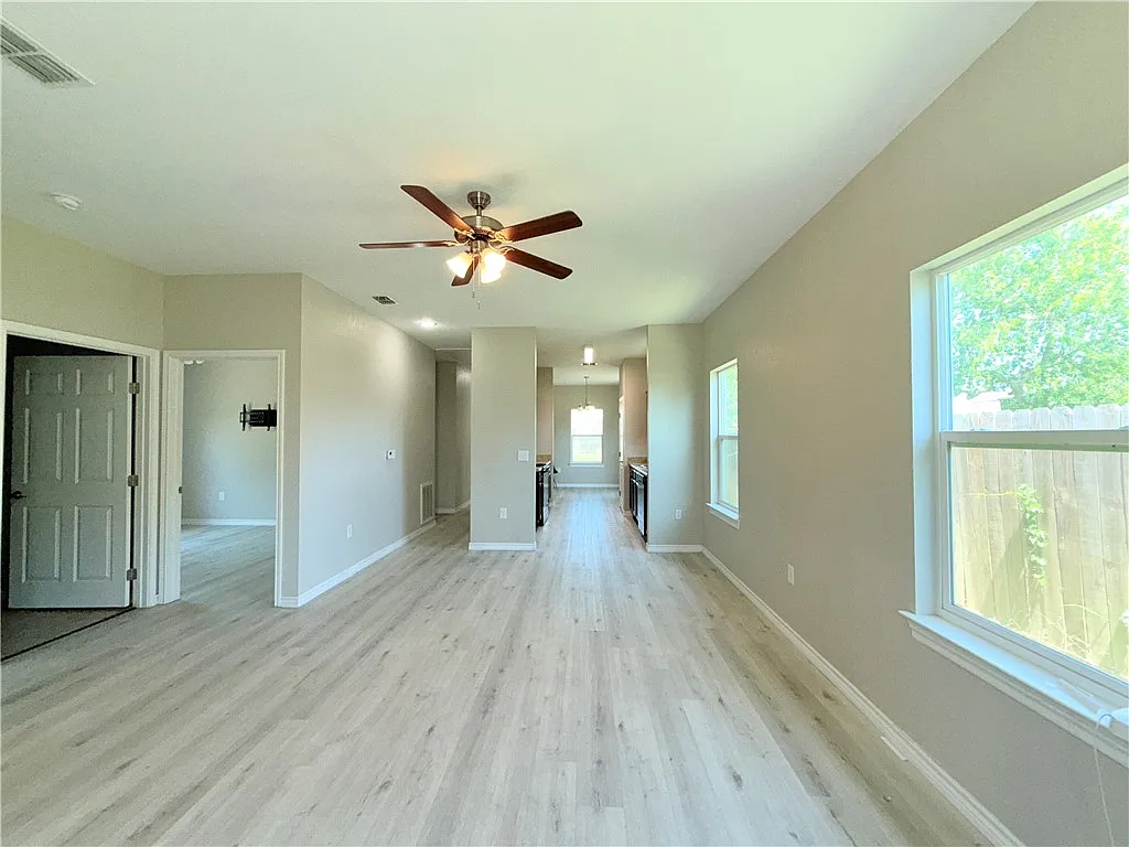3 bed, 2.0 bath, 1476 sqft, $1,750 — Photo 4
