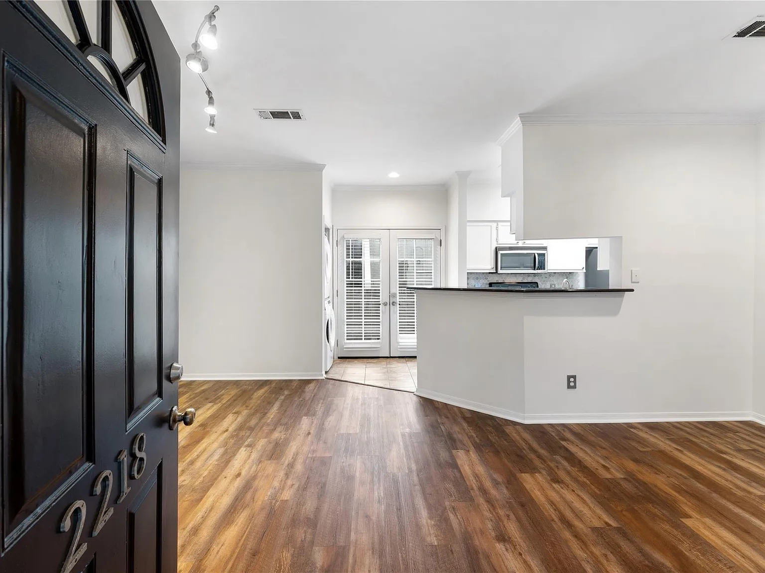 2 bed, 1.5 bath, 1068 sqft, $1,850 — Photo 2