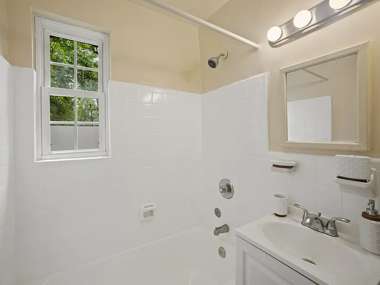 30 Danbury St SE #1 — Photo 36