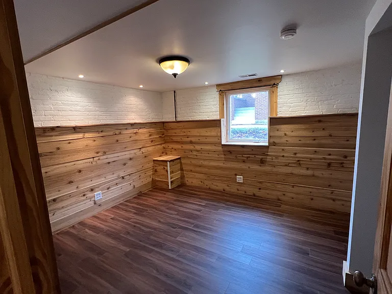 913 Webster Ave — Photo 9