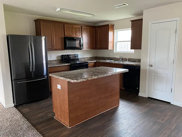 2308 Bee Hive Dr — Photo 3