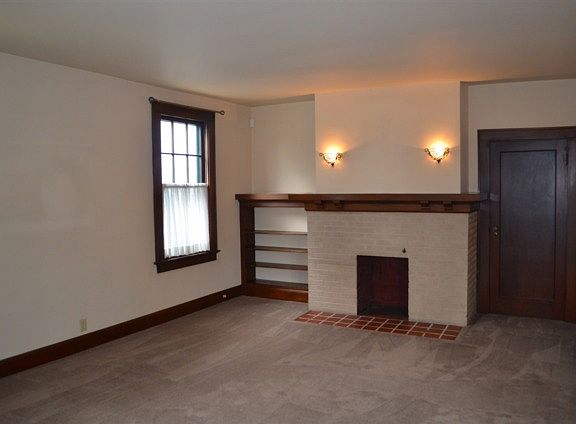 5th image of 1042 E Chandler Ave