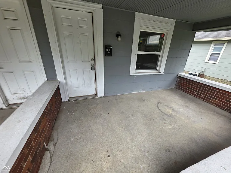 833 N Gladstone Ave — Photo 3