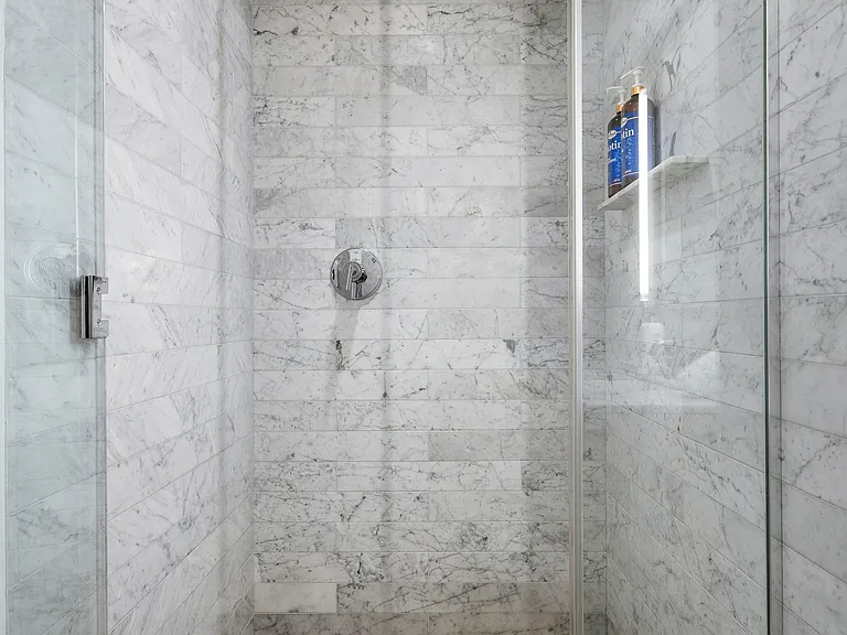 234 E 46th St #702 — Photo 16
