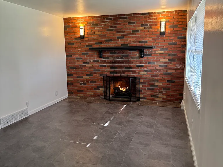 1213 Carol Dr — Photo 2