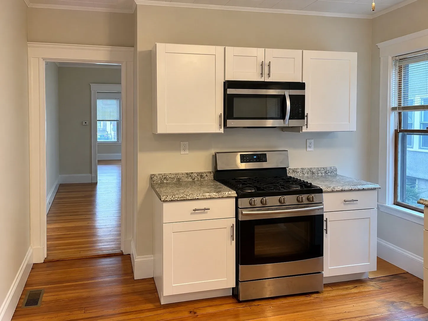 2 bed, 1.0 bath, 1100 sqft, $2,800 — Photo 2