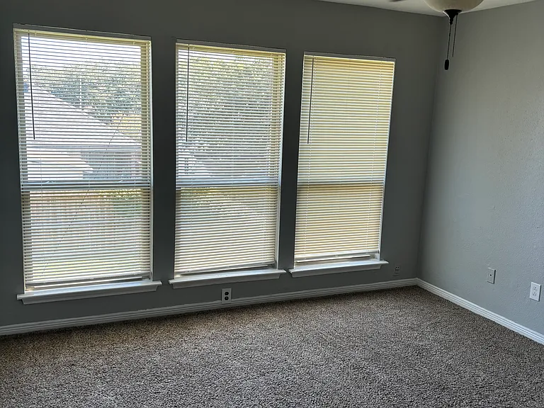 912 Macclesby Ln — Photo 22