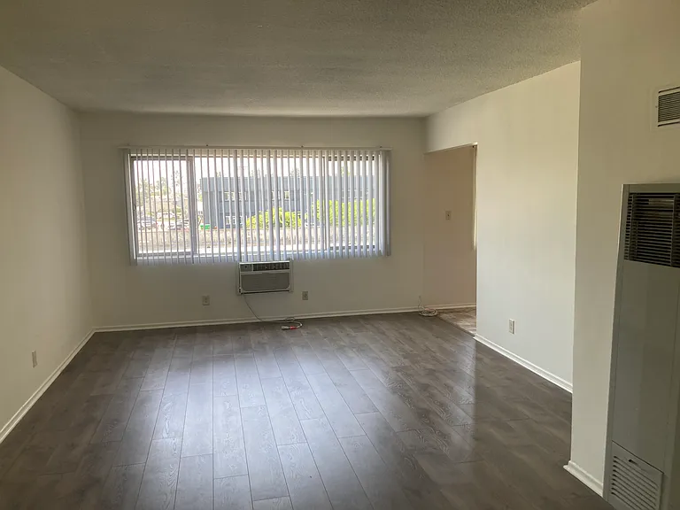 11624 Hamlin St #14 — Photo 7