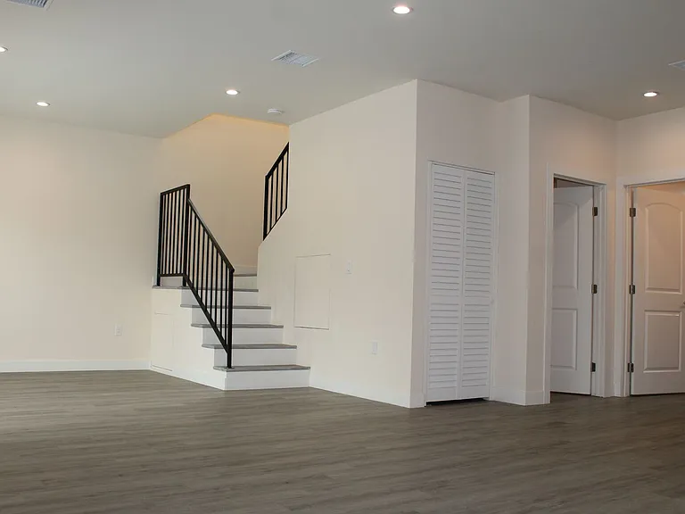5014 Kester Ave — Photo 3