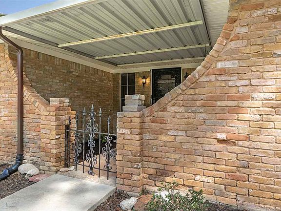 3rd image of 1413 Emerald Dr