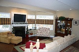 Family room w/fireplace