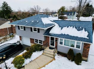 10 Kings Park Rd, Commack, NY 11725