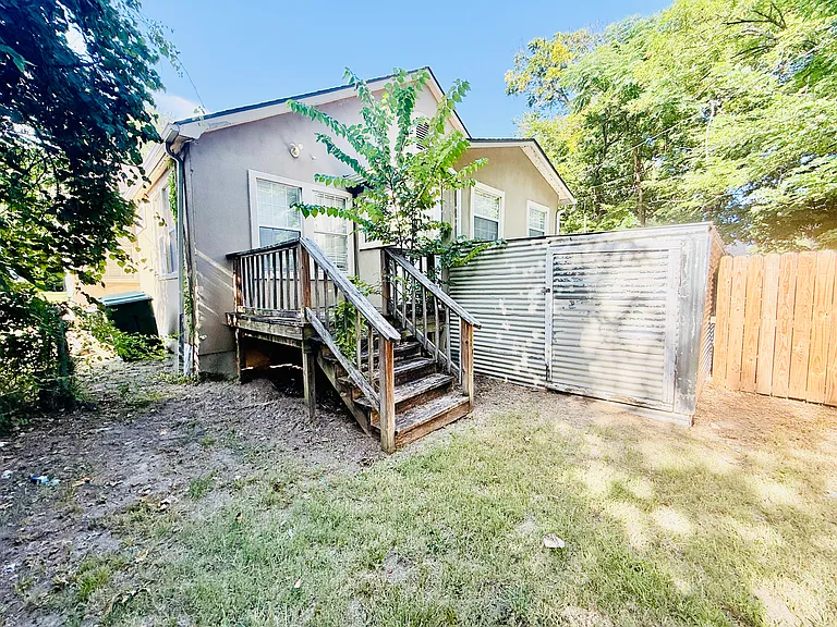 814 W College St — Photo 15
