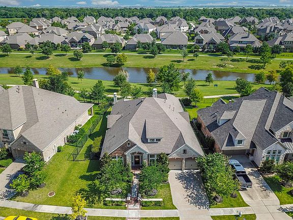 This 4/3.5 home overlooks one of several lakes in Bridgeland.