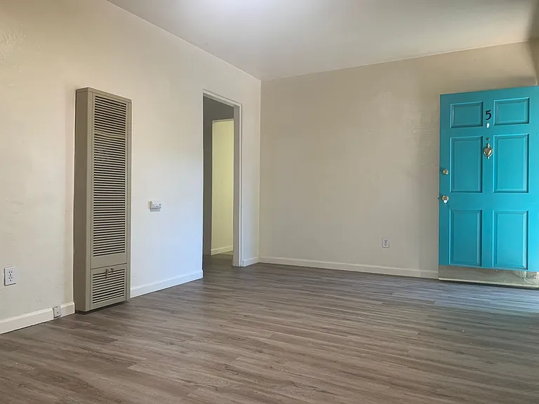 Beautiful Apartment Community with Residential Courtyard — Photo 1