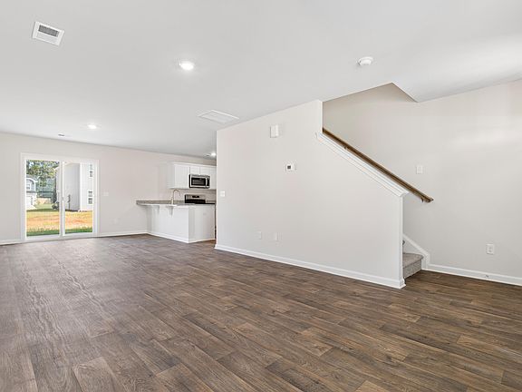4th image of 2416 Daylilly St