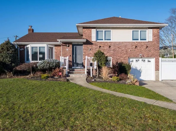 125 N Hunter Ridge Road, Massapequa, NY 11758