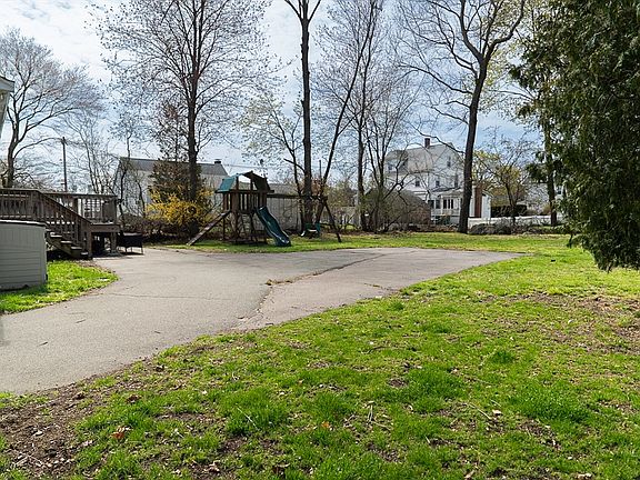 4th image of 11 Holly Dr