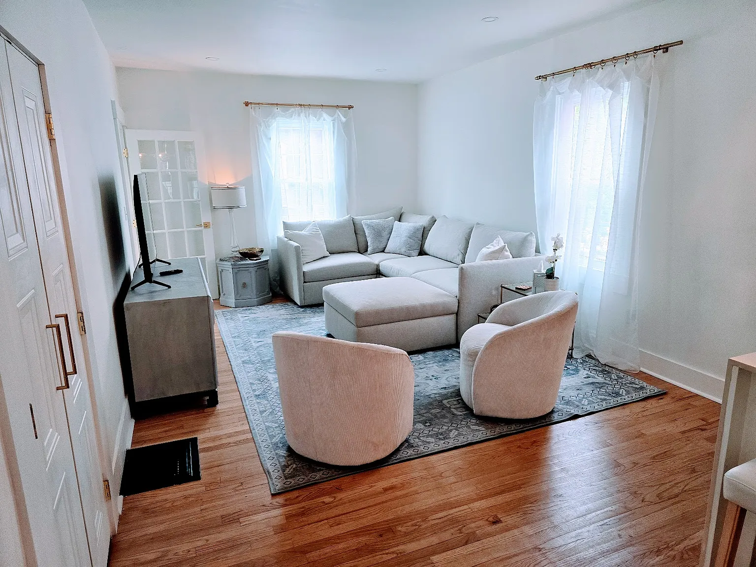 5 bed, 3.5 bath, 2440 sqft, $4,400 — Photo 3