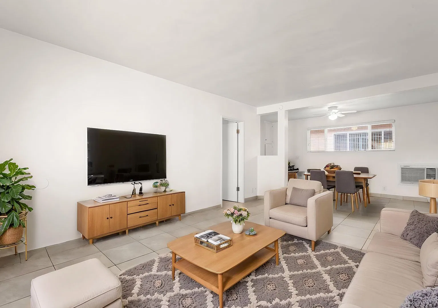 1 Month Free And Free 75" Tv Special! Spacious Upper 1 Bed / 1 Bath, Open Floorplan, Lots Of Clos... — Photo 2