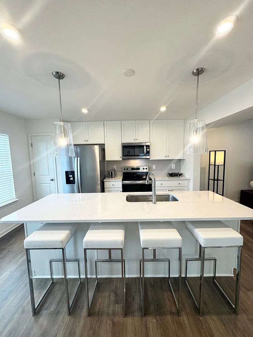 Charming 3BR 3.5 Half Bath 3 Level Townhome in Falling Waters — Photo 4