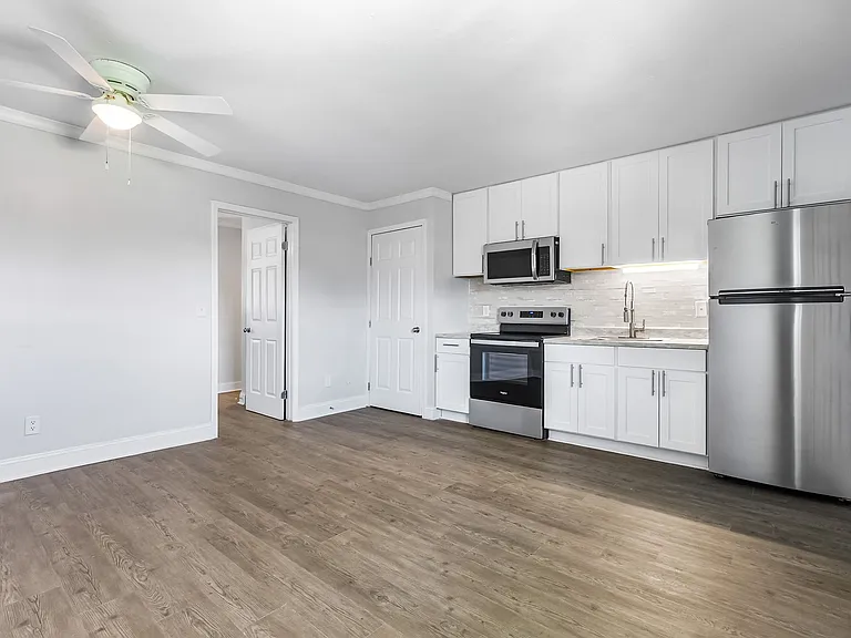 Edgewater Apartments — Photo 17