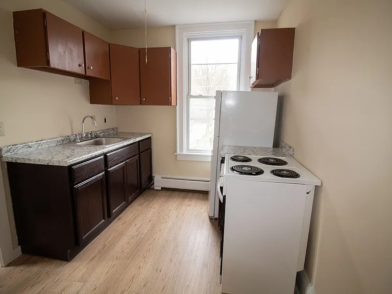 323 Pleasant St — Photo 6