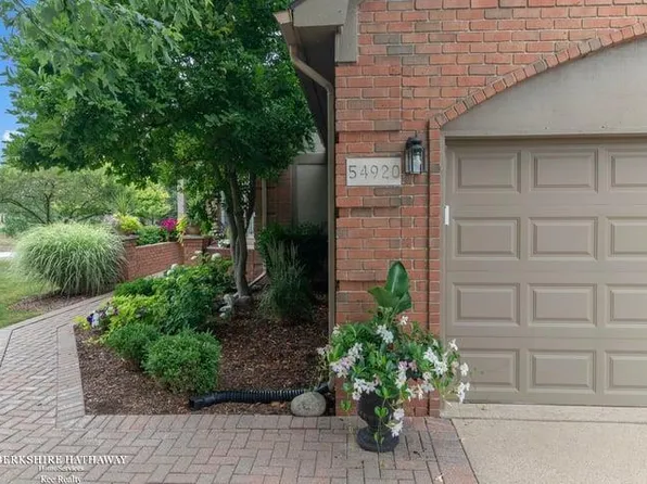 54920 Hennington Ct, Shelby Township, MI 48316