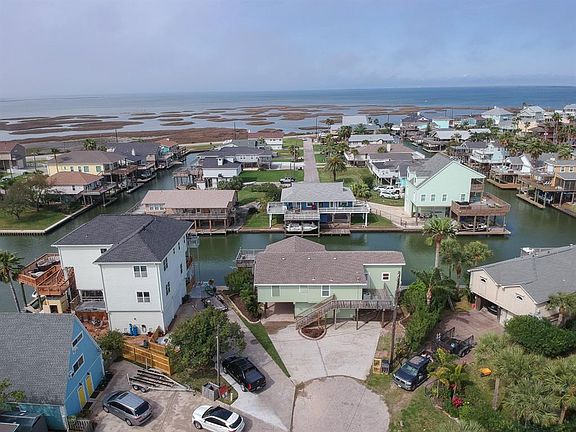 Beautifully maintained home on quiet culdesac street. Wide canal with 108 ft of waterfront and direct access to the bay.