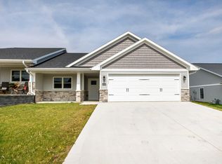 1115 NW Clare Ct, Cascade, IA 52033