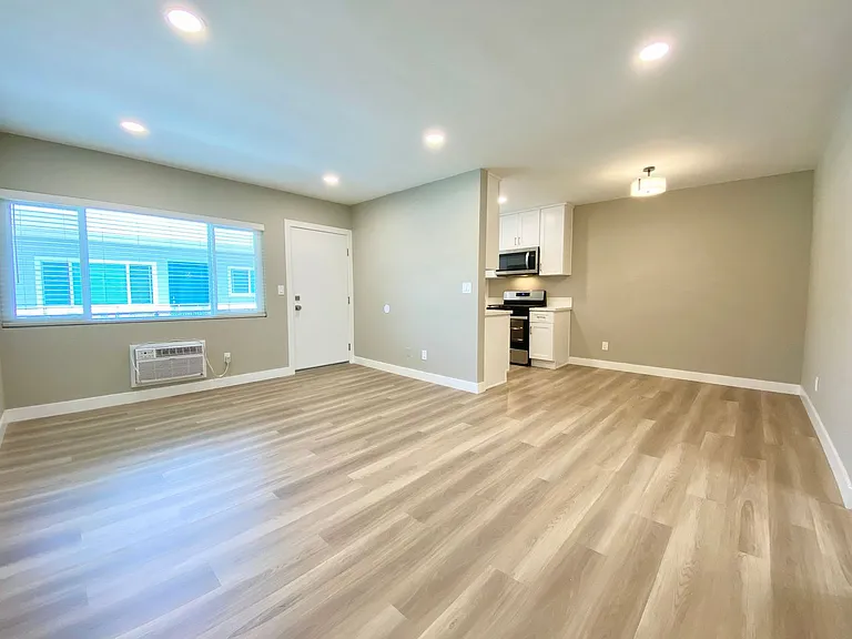 455 W Dryden St — Photo 1