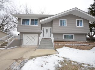 22 Hinkle Ln, Schaumburg, IL 60193