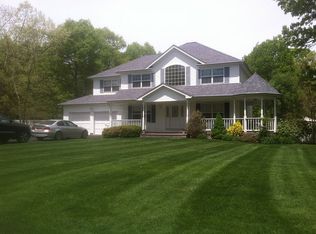 24 Farmhouse Dr, Ridge, NY 11961