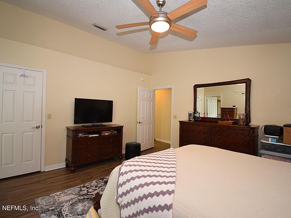 5th image of 2210 E The Woods Dr