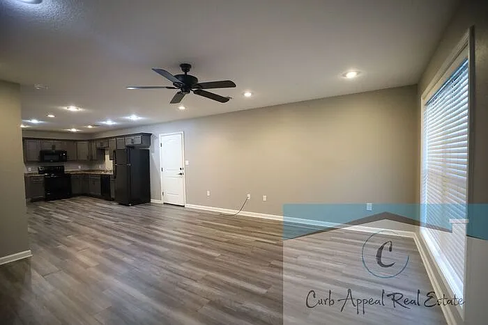 918 W Oak Ave #B — Photo 2
