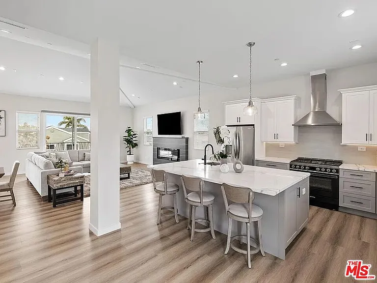 2423 Curtis Ave — Photo 2